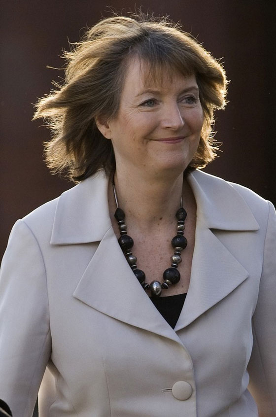 وزيرة بريطانية تدفع ضريبة الكلام بالهاتف النقال!!        صورة رقم 7