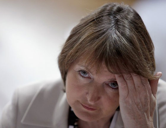 وزيرة بريطانية تدفع ضريبة الكلام بالهاتف النقال!!        صورة رقم 8