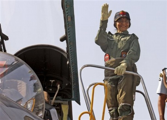 رئيسة الهند: أول امرأة رئيس دولة تطير على طائرة مقاتلة!! صورة رقم 6 رئيسة الهند: أول امرأة رئيس دولة تطير على طائرة مقاتلة!! صورة رقم 6