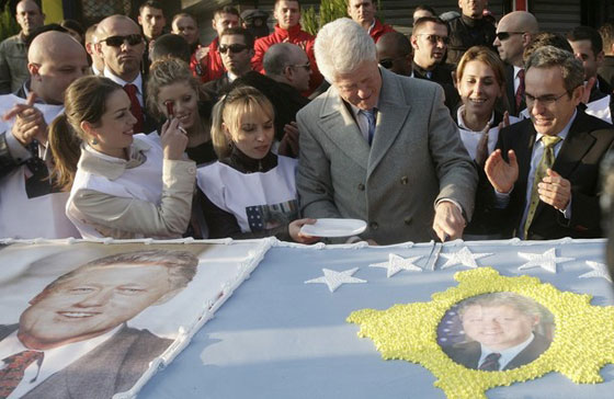 أغرب أمنية: كلينتون تمنى لو كان ترك البيت الأبيض في تابوت  صورة رقم 5