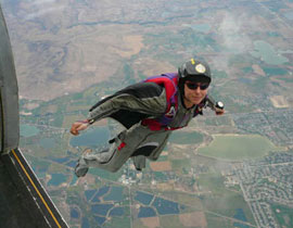 فتح باب الطائرة وقفز منها بكل سهولة!!! صورة رقم 1