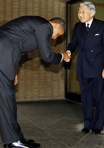 انتقاد وإشادة بانحناءة أوباما أمام إمبراطور اليابان القصير!!!  صورة رقم 1