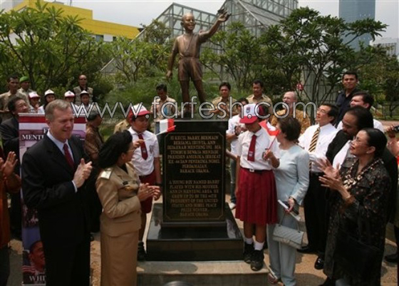 الرئيس الأمريكي طفل برونزي يلعب بفراشة في اندونيسيا!!!  صورة رقم 3