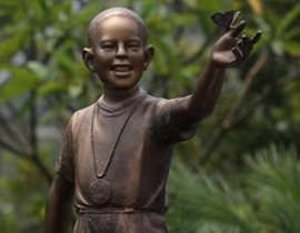 الرئيس الأمريكي طفل برونزي يلعب بفراشة في اندونيسيا!!!  صورة رقم 1