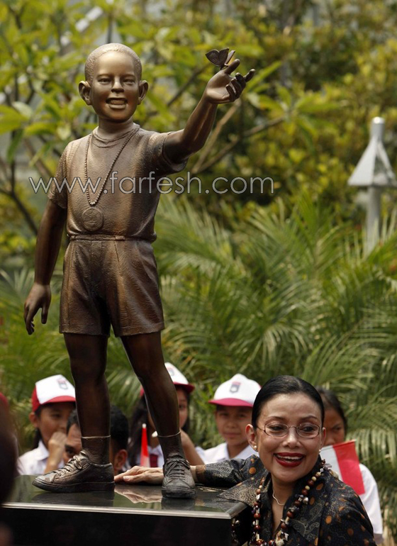 الرئيس الأمريكي طفل برونزي يلعب بفراشة في اندونيسيا!!!  صورة رقم 6