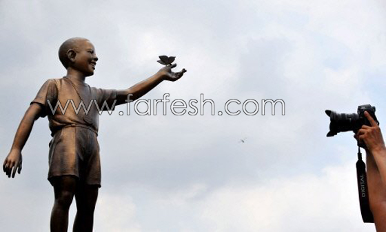 الرئيس الأمريكي طفل برونزي يلعب بفراشة في اندونيسيا!!!  صورة رقم 7