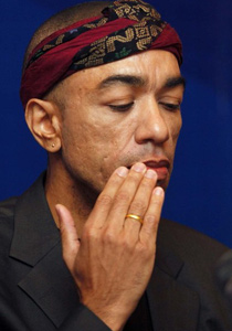 الأخ غير الشقيق لاوباما يتحدث عن والده الظالم ومعاناته  صورة رقم 1