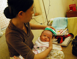 الغيرة دفعت فيتنامية لغرس إبرة في رأس ابن زوجها الرضيع  صورة رقم 1