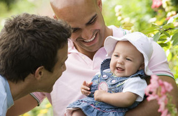 طفلة المانية تنجو بأعجوبة بعد سقوطها من ارتفاع 8 أمتار صورة رقم 1