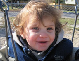 مصرع رضيع سقط من بين ذراعي أمه عن إرتفاع 15 مترا صورة رقم 1