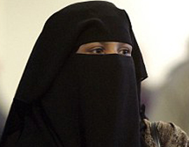 تغريم بريطاني هاجم امرأة مسلمة ونزع نقابها بالقوة صورة رقم 1