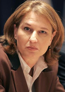 سفير إسرائيل بلندن يستنكر مذكرة التوقيف البريطانية بحق ليفني صورة رقم 1