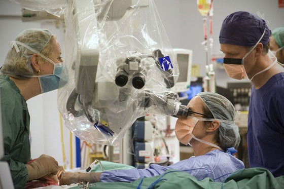 استيقاظ التوأم الثاني من عملية فصل ناجحة!!        صورة رقم 2