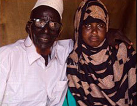 تزوج فتاة تصغره بـ 95 عاماً ويقول: اخيرًا حققت حلم حياتي!!! صورة رقم 1