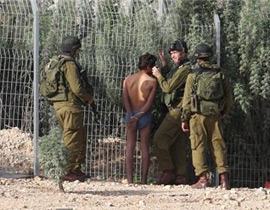 القوات الاسرائيلية تكسر أقدام ثلاثة عمال فلسطينين وتعتقل الرابع صورة رقم 1