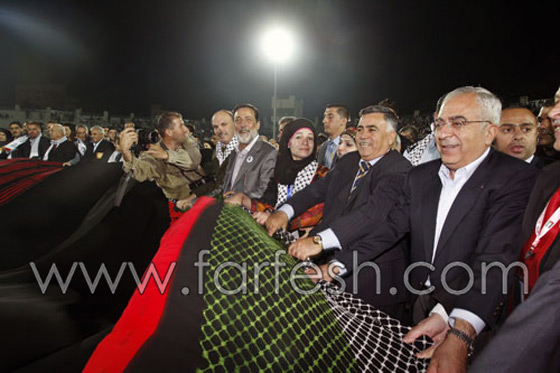 اكبر ثوب في العالم، وهو ثوب فلسطيني، دخل موسعة غينس صورة رقم 2 اكبر ثوب في العالم، وهو ثوب فلسطيني، دخل موسعة غينس صورة رقم 2