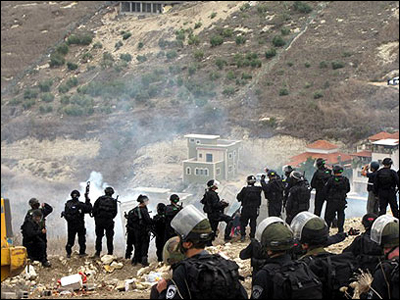 جرافات الداخلية تهدم منزل مقعد في مصمص صورة رقم 1 جرافات الداخلية تهدم منزل مقعد في مصمص صورة رقم 1