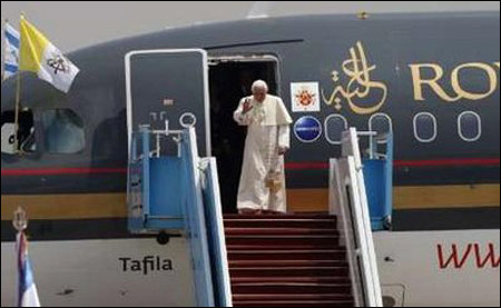 هل سينتصر قداسة البابا على نجوم تلفزيون الواقع ويحصد جائزة؟!  صورة رقم 3