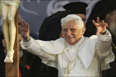 هل سينتصر قداسة البابا على نجوم تلفزيون الواقع ويحصد جائزة؟!  صورة رقم 2