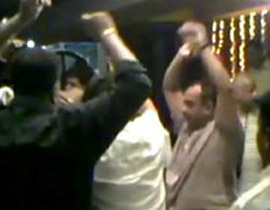 فيديو راقص لضباط شرطة مع أفراد عصابة يتسبب في فصلهم!!   صورة رقم 1