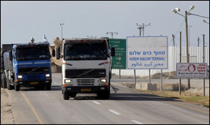 اسرائيل تفتح معبر كرم أبو سالم للمساعدات الإنسانية صورة رقم 1