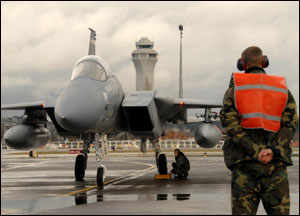 مقاتلتان أمريكيتان تعترضان لطائرة تجارية بسبب راكب مزعج فيها صورة رقم 1