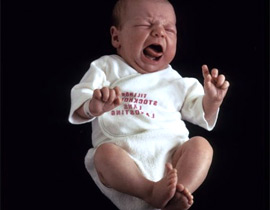 يرمي بإبنه من الطابق الثالث لينقذه من الموت صورة رقم 1