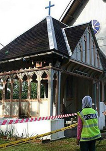 الهجوم على تاسع كنيسة بماليزيا احتجاجًا على استخدام اسم الهجوم على تاسع كنيسة بماليزيا احتجاجًا على استخدام اسم