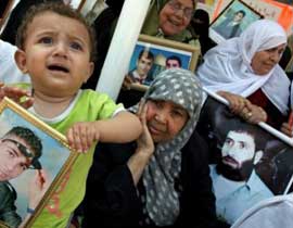 حماس: إسرائيل تطلب من أهالي الأسرى الضغط علينا لإتمام الصفقة صورة رقم 1