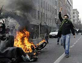 مصادر إيرانية: إسرائيل متورطة باغتيال عالم الفيزياء النووية صورة رقم 1