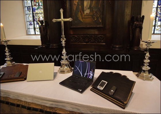 كاهن يبارك الادوات التكنولوجية في احدى الكنائس البريطانية        صورة رقم 1