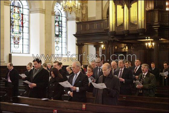 كاهن يبارك الادوات التكنولوجية في احدى الكنائس البريطانية        صورة رقم 3