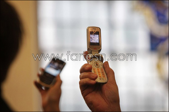 كاهن يبارك الادوات التكنولوجية في احدى الكنائس البريطانية        صورة رقم 9