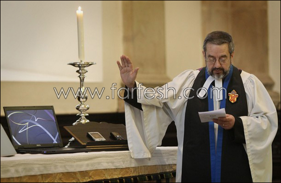 كاهن يبارك الادوات التكنولوجية في احدى الكنائس البريطانية        صورة رقم 2