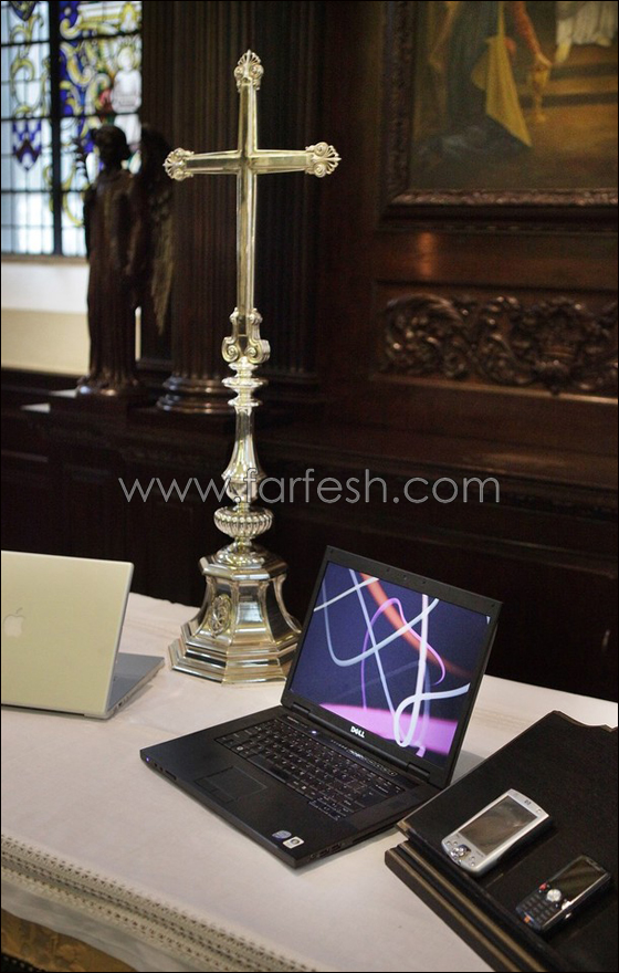 كاهن يبارك الادوات التكنولوجية في احدى الكنائس البريطانية        صورة رقم 6