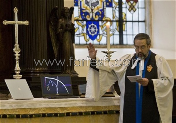 كاهن يبارك الادوات التكنولوجية في احدى الكنائس البريطانية        صورة رقم 7