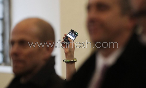 كاهن يبارك الادوات التكنولوجية في احدى الكنائس البريطانية        صورة رقم 8