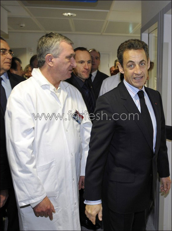 رئيس فرنسا يتسقبل حفيده الاول ويصبح 