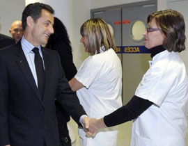 رئيس فرنسا يتسقبل حفيده الاول ويصبح 