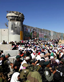 سياسة اسرائيلية تمنع محاميون فلسطينيون من عبور حاجز بيتونيا صورة رقم 1 سياسة اسرائيلية تمنع محاميون فلسطينيون من عبور حاجز بيتونيا صورة رقم 1