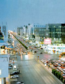 الرياض: شاب يتعرى وسط الطريق أمام المارة صورة رقم 1