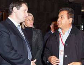 في خطوة نادرة..مصافحة بين وزير السياحة الإسرائيلي ونظيره الإيراني صورة رقم 1