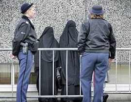 برلمانيون يطالبون بقانون لحظر النقاب في فرنسا صورة رقم 1