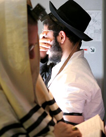  راكب يهودي يثير الذعر بين ركاب طائرة أمريكية بسبب أدائه للصلاة صورة رقم 1