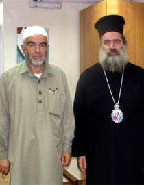 المطران عطالله حنا في زيارة تضامنية للشيخ رائد صلاح صورة رقم 1