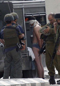 ضابط إسرائيلي يجبر المصلين في نابلس على التعرّي رغم شدة البرد  صورة رقم 1