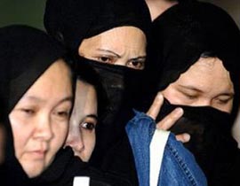 8 شباب يهددون خادمة اندونيسية بالسلاح.. ويغتصبونها صورة رقم 1 8 شباب يهددون خادمة اندونيسية بالسلاح.. ويغتصبونها صورة رقم 1