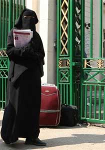 جامعة مصر تجبر المنقبات بالكشف عن وجوههن رغم أنف الرقابة صورة رقم 1