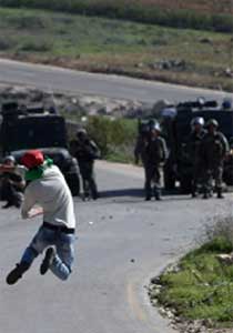 اشتباكات بالأيدي بين الجنود والفلسطينيين في المظاهرة ضد توسيع المستوطنة صورة رقم 1 اشتباكات بالأيدي بين الجنود والفلسطينيين في المظاهرة ضد توسيع المستوطنة صورة رقم 1