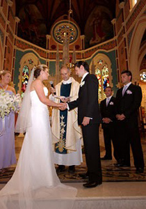 غالبية الكاثوليك يؤيدون زواج الكهنة رغم معارضة الفاتيكان  صورة رقم 1